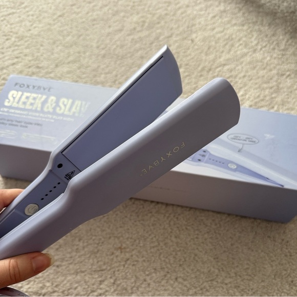 FoxyBae Ceramic Hair Straightener - Picture 2 of 5